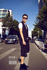 明星爱街拍：沙溢潮范儿出街 绽放温暖笑容