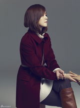 高清组图：紫雨林成员金允儿冬装写真彰显干练气质