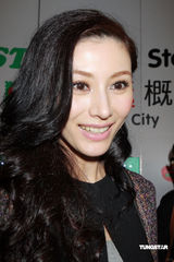 高清：李嘉欣美丽亮相 称不急要孩子