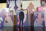 组图：徐正曦金色滑轮头亮相Vogue时尚盛典