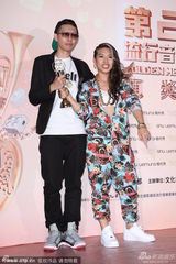 组图：葛仲珊获最佳新人奖 登台表演花裙抢镜