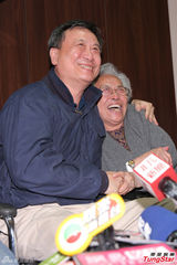 组图：李安奥斯卡夺四奖 胞弟李岗拥母飙泪