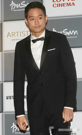 组图：釜山电影节开幕 千正明西装笔挺亮相红毯