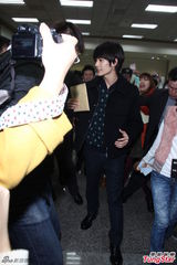 组图：日本花美男三浦春马抵台 粉丝扎堆围观