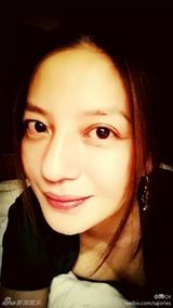 组图：赵薇自拍撅嘴索吻 穿新衣找年味