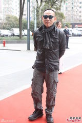 组图：林保怡新片开机 皮衣抢眼大佬范