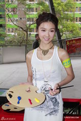 组图：薛凯琪亮相插画展 力撑房祖名称其不花心