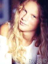 组图：斯威夫特曝青涩旧照 泡面头婴儿肥差异大