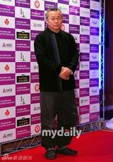 组图：李秉宪安圣基等出席韩国电影协会忘年会