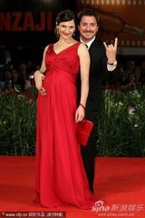 《后事》首映 女星泽格斯挺大肚与导演恩爱现身(图)