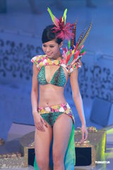 组图：2012港姐竞选现场 众佳丽泳装表演