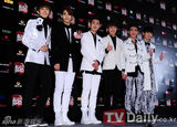 组图：韩团EXO出席2012MAMA颁奖礼记者会