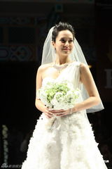 组图：郭羨妮婚纱秀雍容典雅 朱少杰捧场年底完婚 