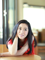 组图：刘思彤红裙写真尽显清丽优雅