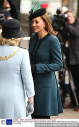 组图：凯特王妃准辣妈踩高跟 与女王亲民乘地铁