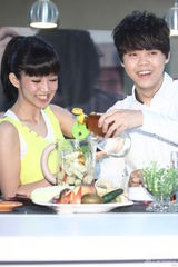 组图：曾昱嘉将开唱压力大 郭书瑶亲自下厨煮补品