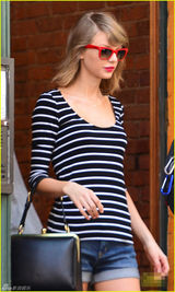 组图：斯威夫特穿大领衣上街 短裤秀大长腿