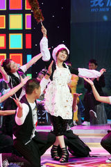 组图：马苏偷师小S范晓萱  挥舞鸡毛掸跳“鸡舞”