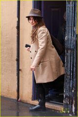 组图：佩内洛普克鲁兹购物走后门 大衣难掩大肚