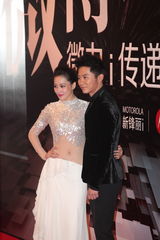 组图：2012新浪微博之夜红毯-情侣档李晨张馨予