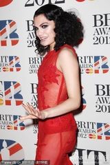 组图：Jessie J透视裙极尽诱惑 登台为火星哥颁奖