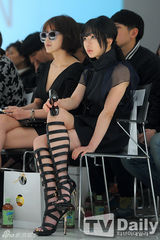 组图：高雅拉Bada首尔时装周看秀玩自拍