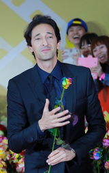 组图：北影节闭幕红毯 章子怡灿笑巩新亮夸张