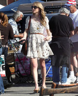 高清图：泰勒-斯威夫特穿白色蕾丝裙逛跳蚤市场