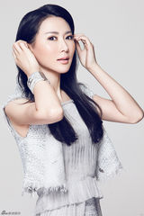 组图：石天琦春日写真 气质唯美成氧气美女