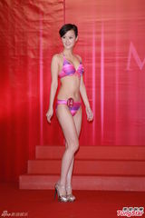 组图：候选亚姐泳装亮相 韩国选手压鼻否认整容