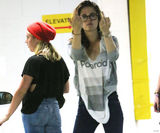 组图：暮光女分手后颓废现身 见狗仔双手竖中指