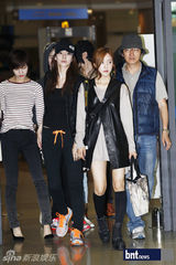 组图：T-ara孝敏与新女团结束欧洲旅行回国