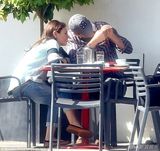 组图：库切与未婚妻秀恩爱 米拉小腹隆起显孕相