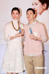 幻灯图：袁咏仪做活动着装典雅 曝张家辉在家没地位