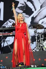 组图：丽塔-欧拉献唱音乐节布条裙性感逼人