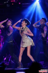 组图：台北跨年蓝心湄陶醉自摸 谢金燕性感深蹲