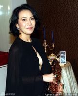 组图：刘嘉玲黑裙性感露半球 祝董洁找到新伴侣