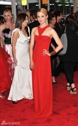 组图：美国时装学院庆典举行 众明星红毯竞艳