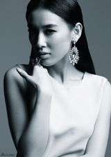 组图：黄圣依登杂志风格百变 黑白影像呈现性感