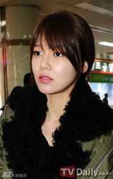 组图：少女时代休闲装扮亮相机场