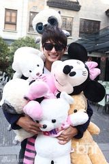 组图：韩星朴施厚抱玩偶街头卖萌开心似孩童