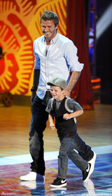 高清图：青少年选择奖 贝克汉姆携爱子表演运球 