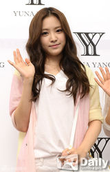 组图：A pink孙娜恩朴初珑站台秀修长美腿