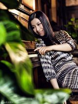 组图：王雅捷古堡拍奢华大片 传奇女子优雅绽放