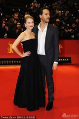 组图：《去往里斯本的夜车》首映 梅拉尼秀香肩