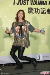 高清图：张根硕闪亮赴台全程搞怪猪不离手