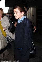 组图：艾玛学院装亮相 领口大开露性感锁骨