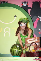 组图：松冈李那纱裙秀美腿 苟芸慧萌样跳舞