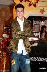 组图：陈冠希休闲装扮参加活动 笑容灿烂气色佳