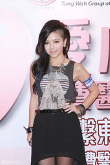 组图：钟镇涛携幼女做慈善 避谈再婚问题